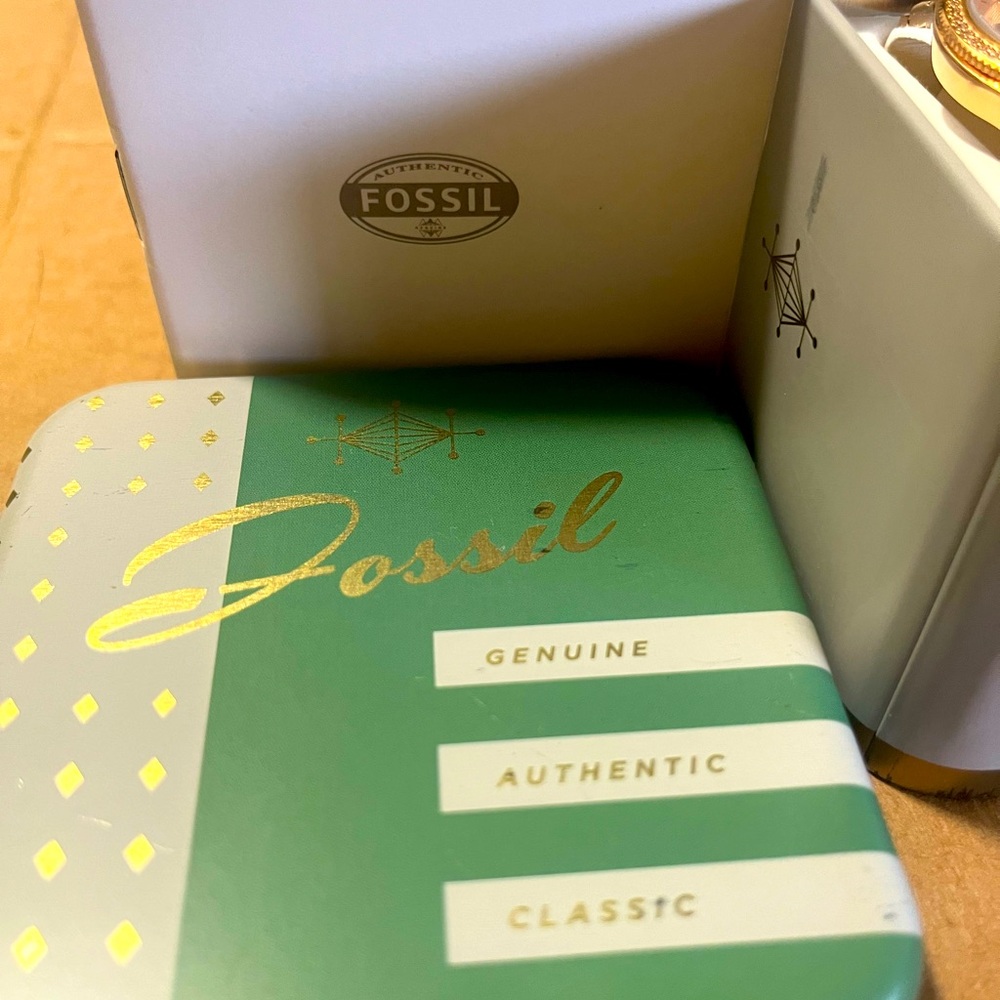 Fossil watch new with tags in original tin packaging! - Picture 7 of 11